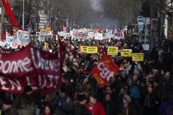 Francia: Parigi, 350mila in piazza