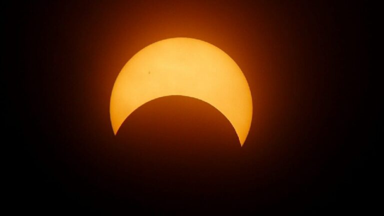 Eclissi solare: la prima parziale di quest'anno | Dove vederla