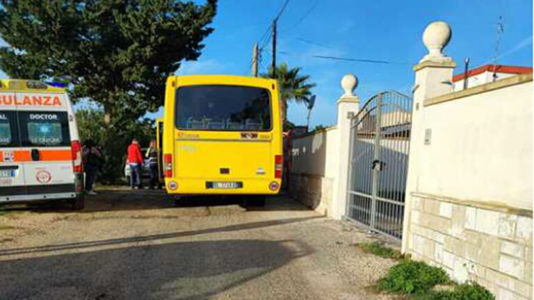 Brindisi: scuolabus travolge e uccide una donna